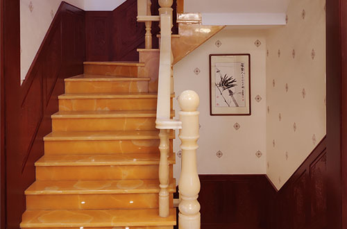 河东区街道中式别墅室内汉白玉石楼梯的定制安装装饰效果